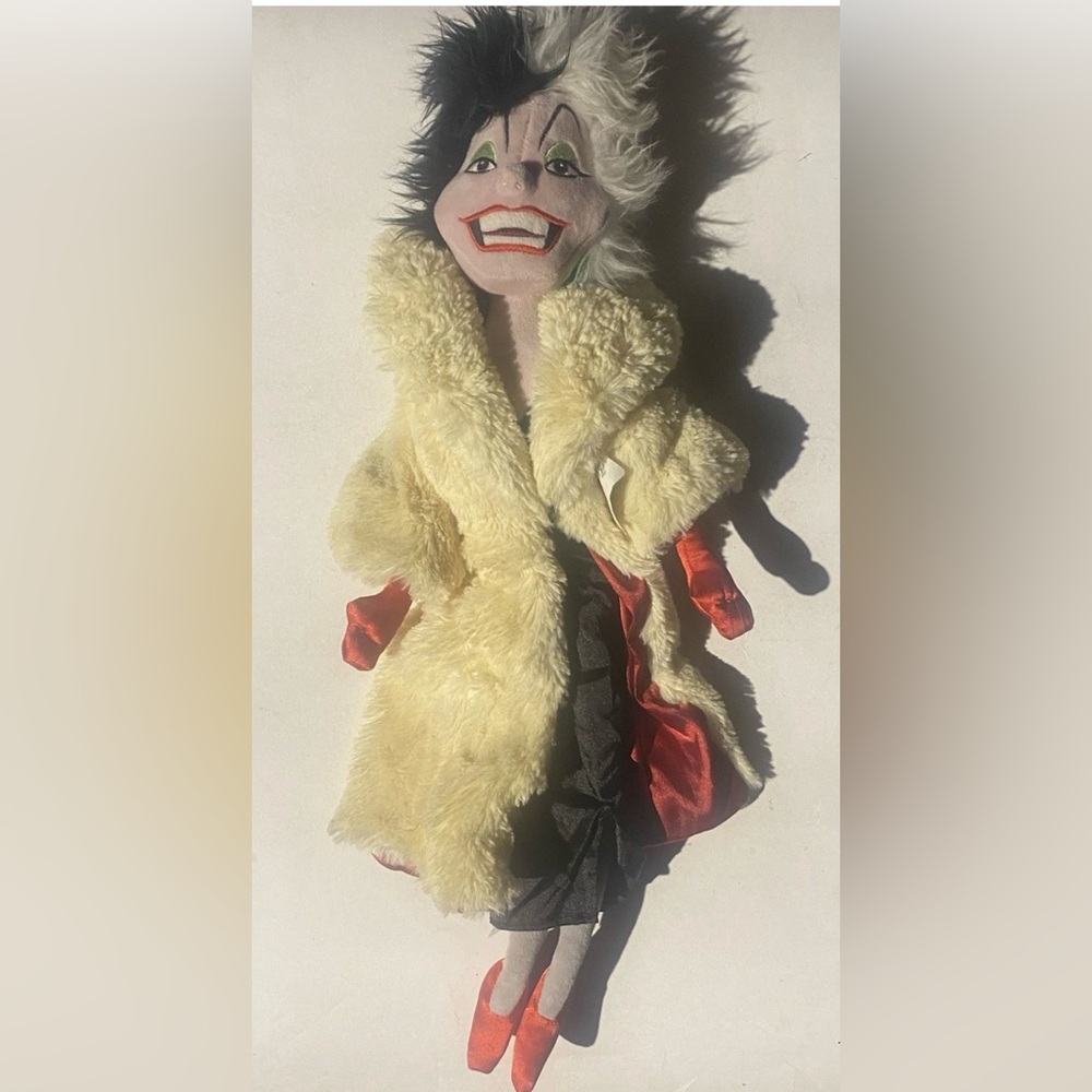 Disney 101 Dalmatians Cruella de Vil 22”, new with tag.